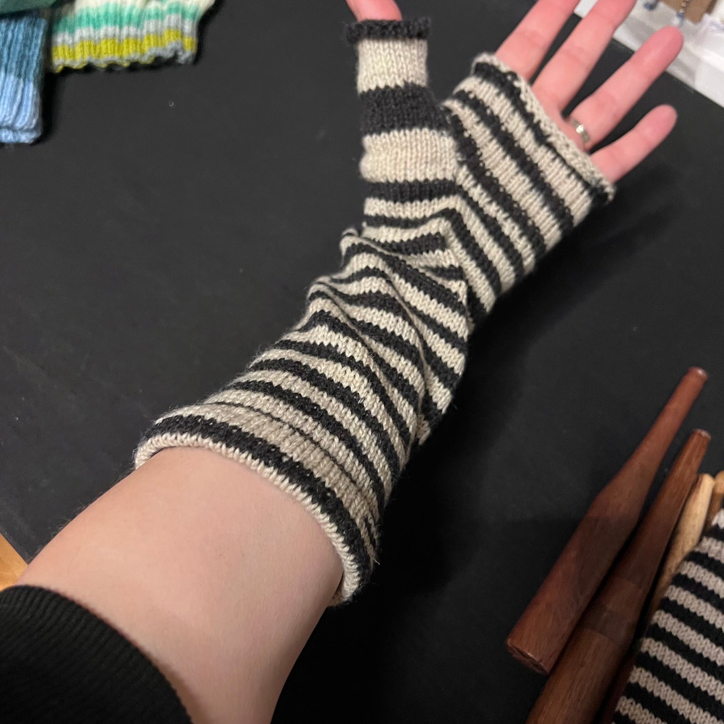 Black and white Knitted hand mitts