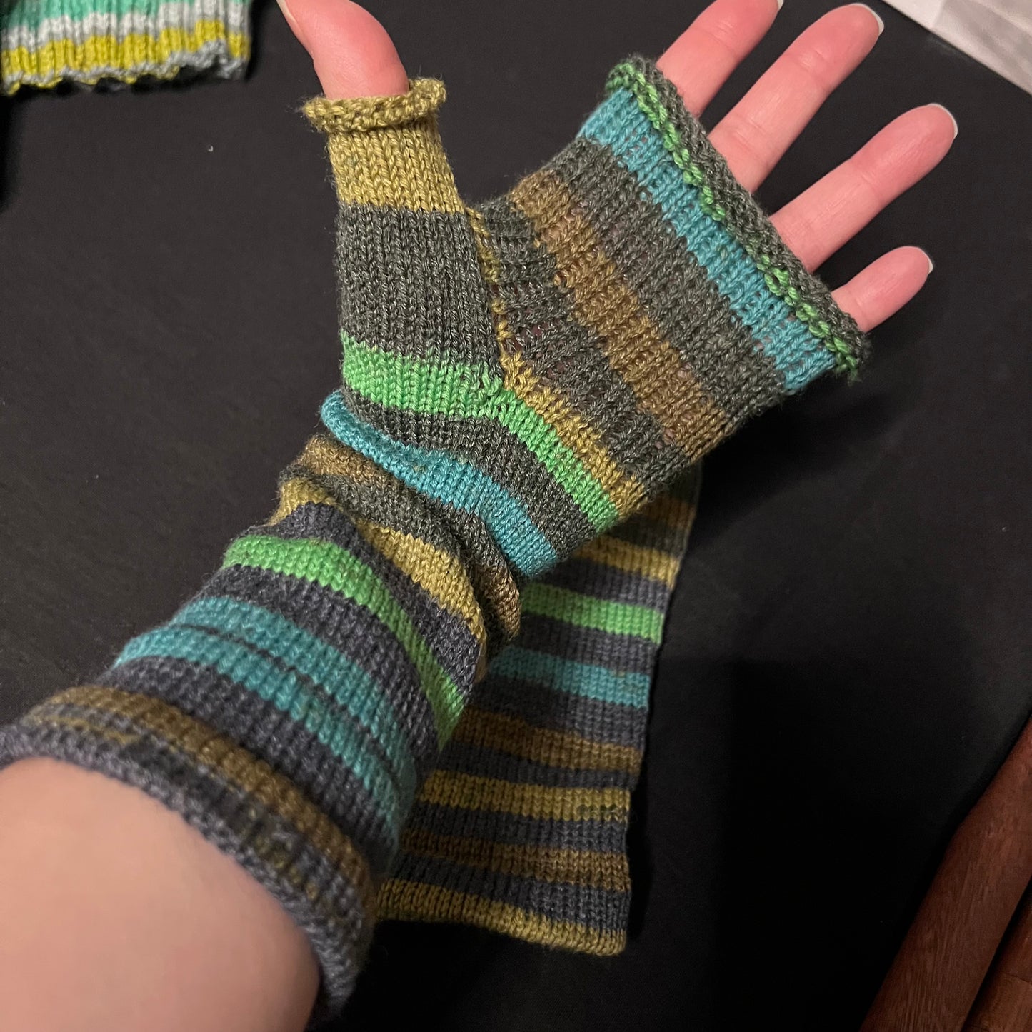 Knitted hand mitts