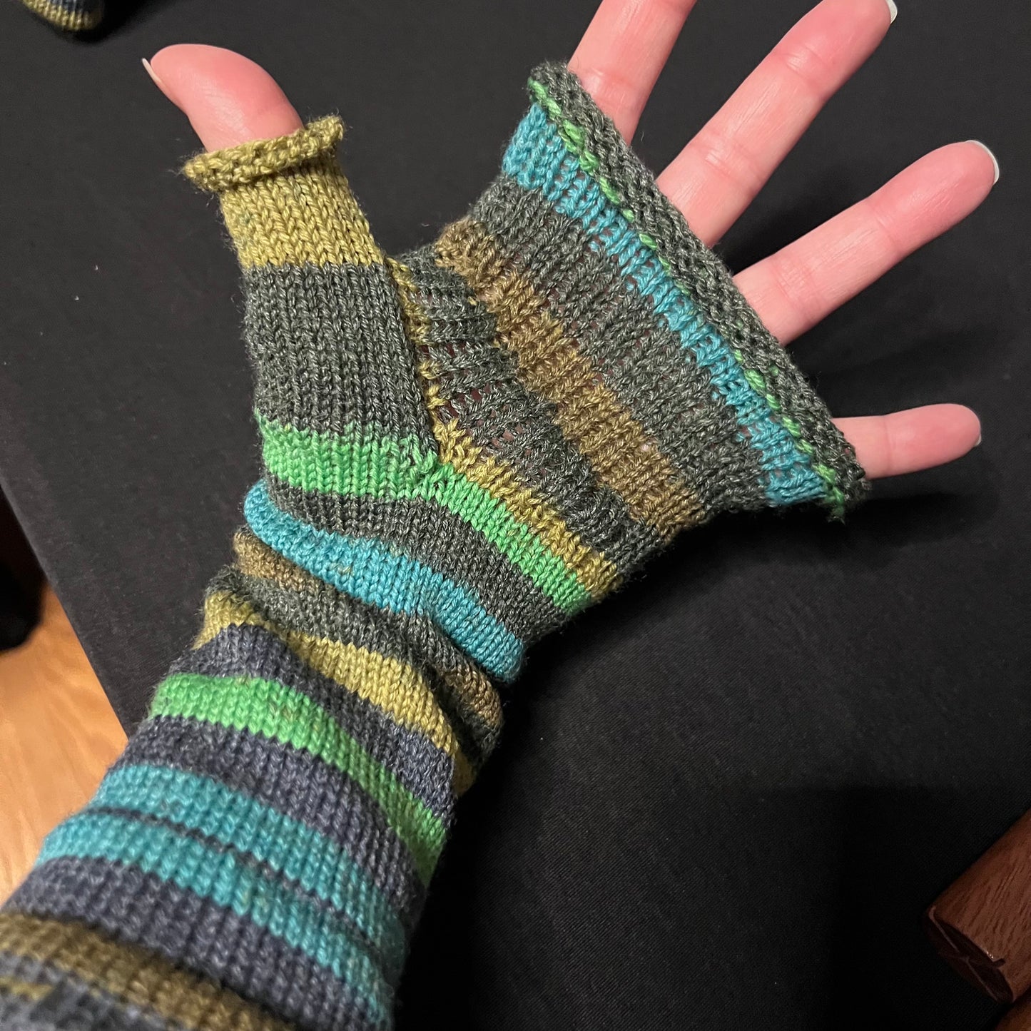 Knitted hand mitts
