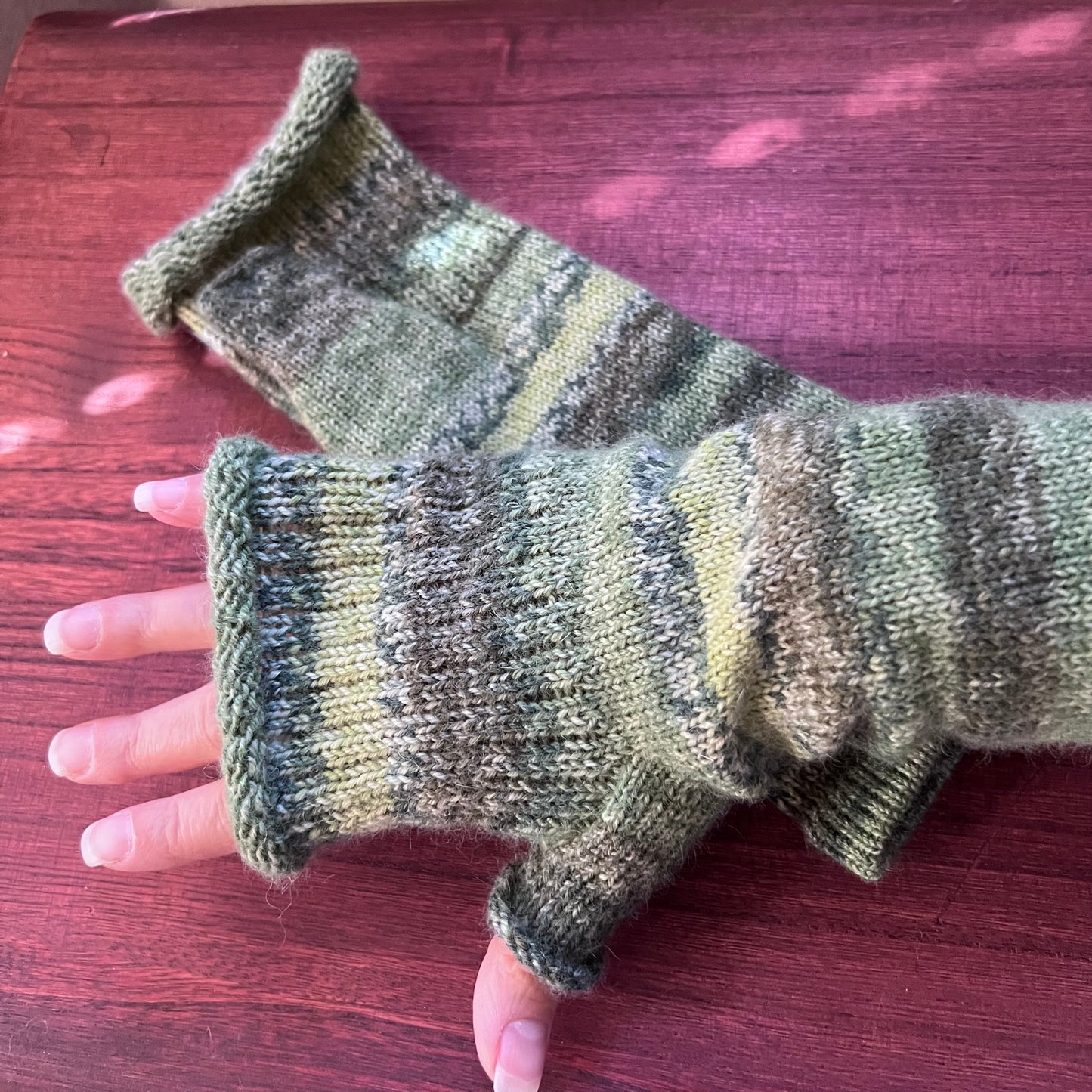 Knitted hand mitts