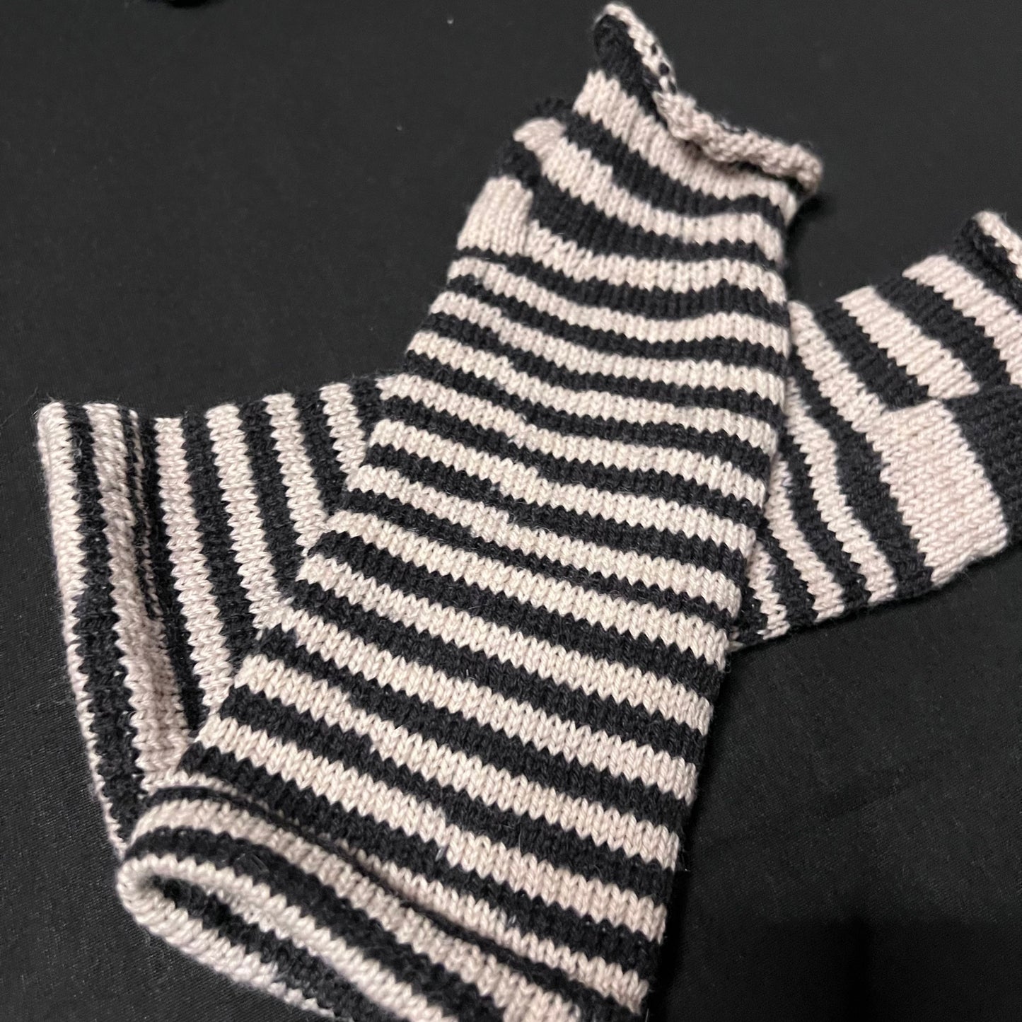 Black and white Knitted hand mitts