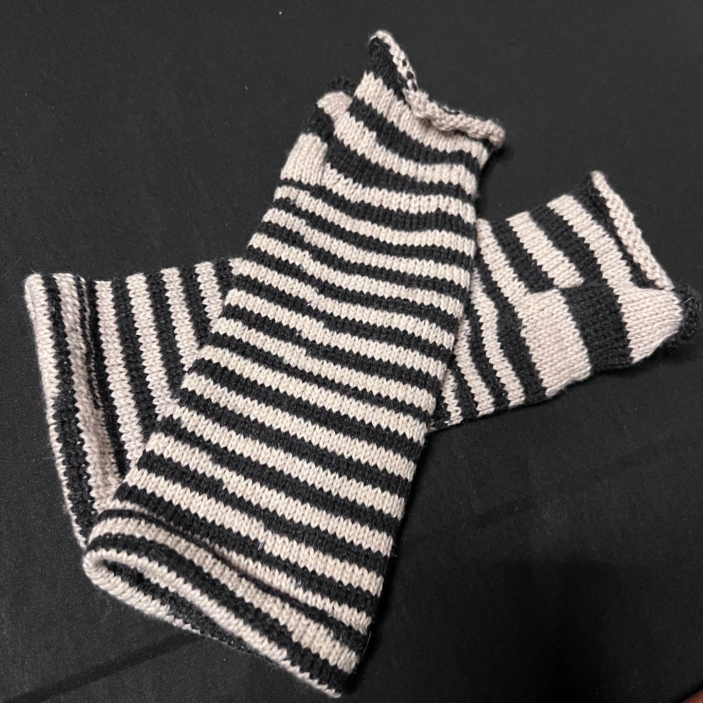 Black and white Knitted hand mitts