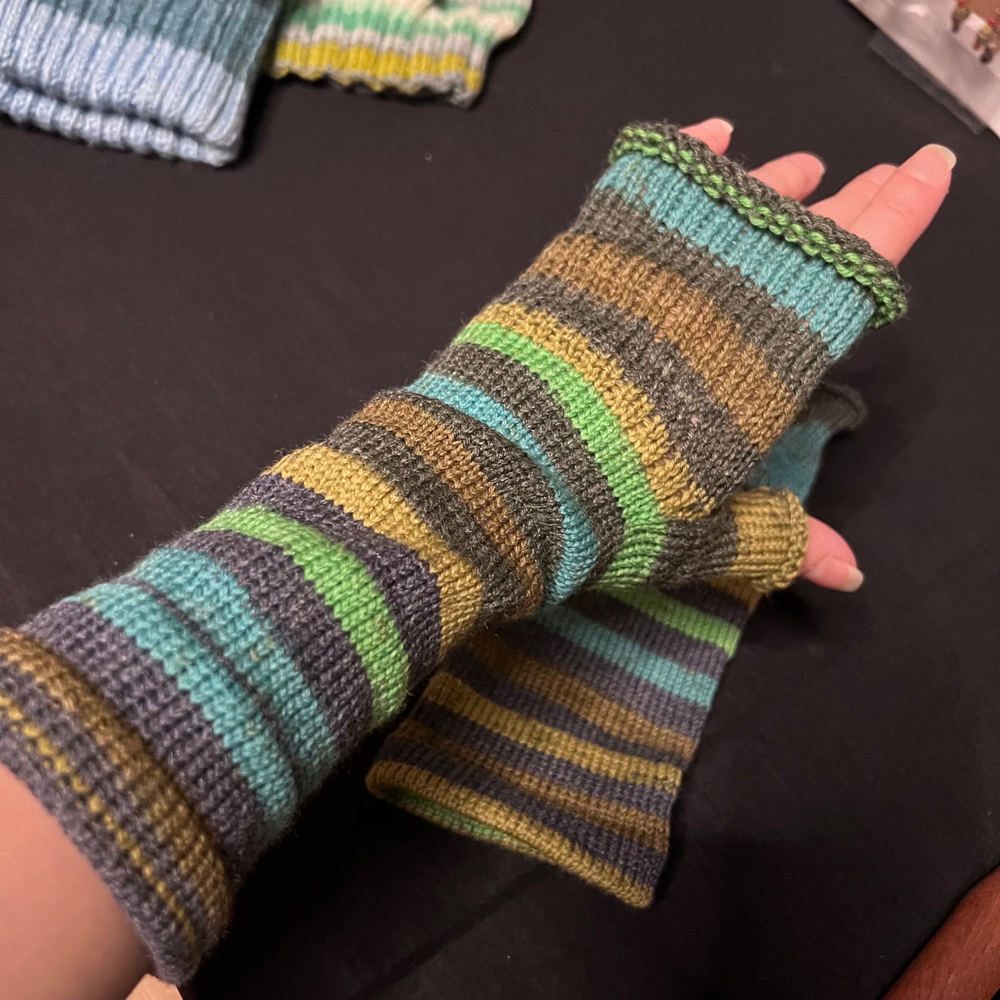 Knitted hand mitts