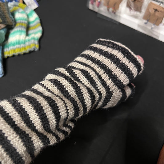Black and white Knitted hand mitts