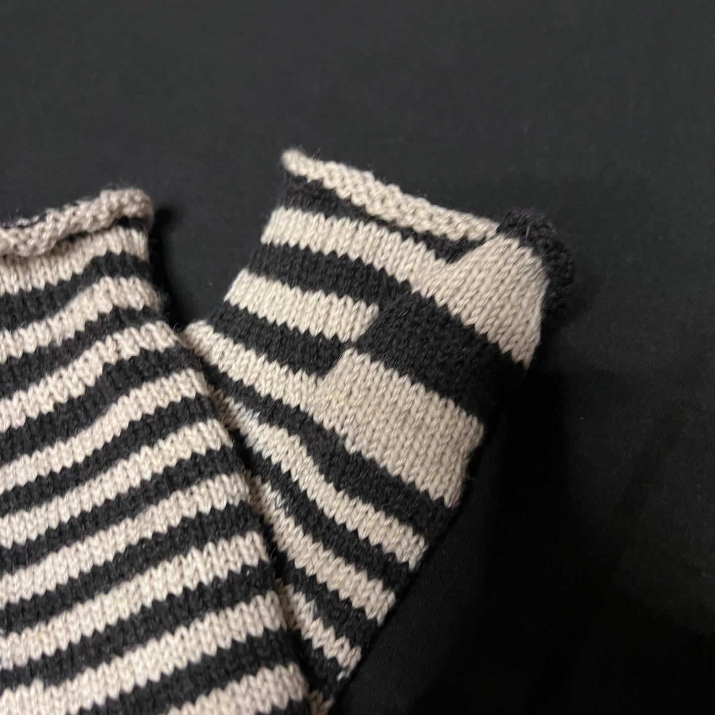 Black and white Knitted hand mitts