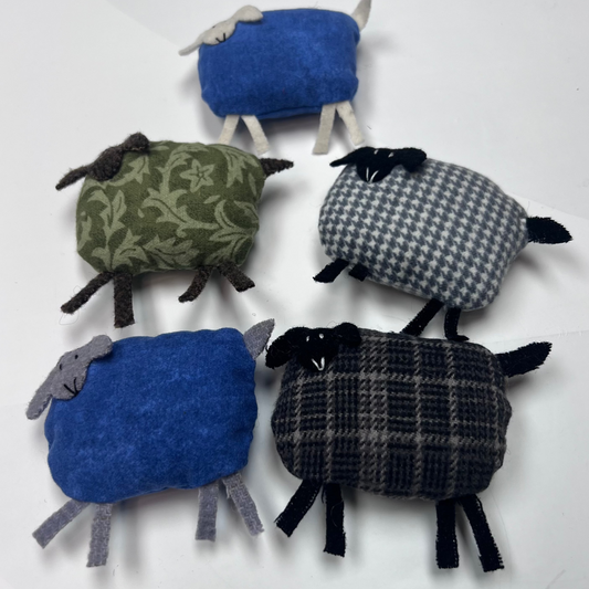Small Cozy Sheep – Wool-Felt Details & Natural Wool Stuffing