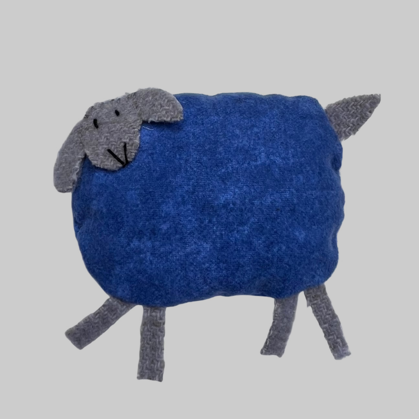 Small Cozy Sheep – Wool-Felt Details & Natural Wool Stuffing