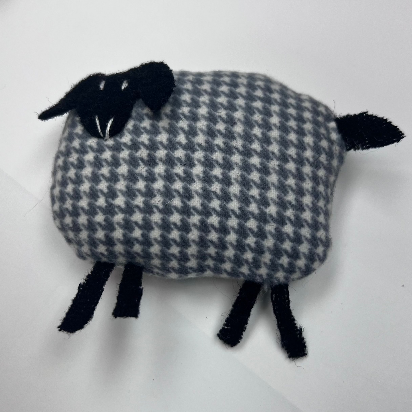 Small Cozy Sheep – Wool-Felt Details & Natural Wool Stuffing