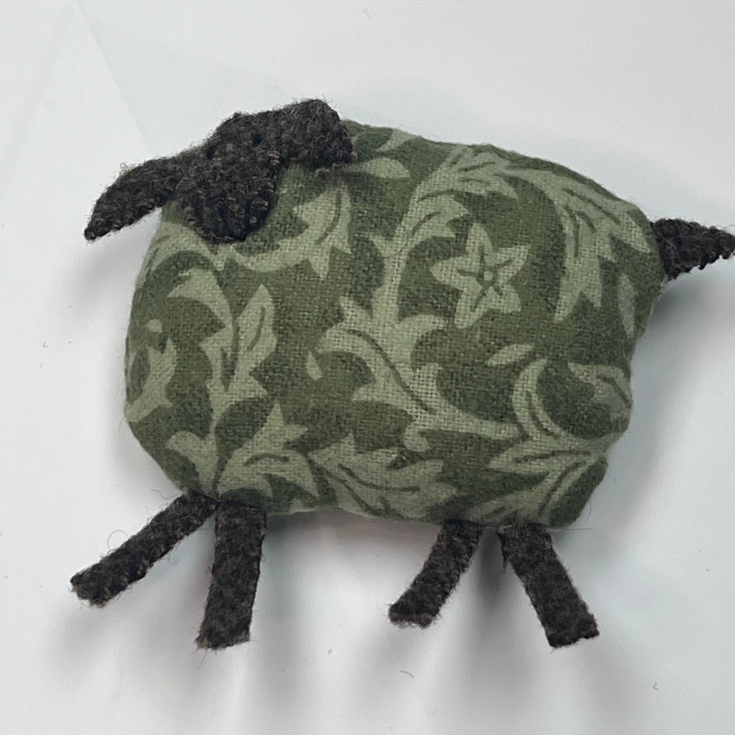 Small Cozy Sheep – Wool-Felt Details & Natural Wool Stuffing