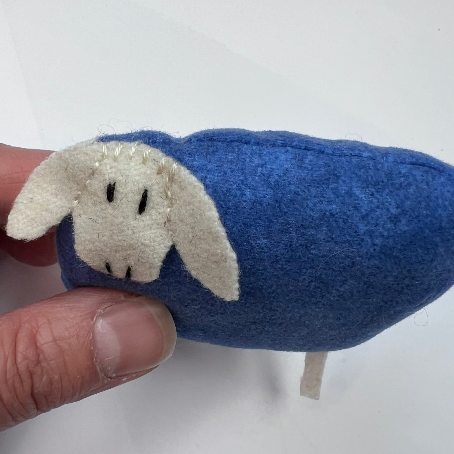 Small Cozy Sheep – Wool-Felt Details & Natural Wool Stuffing